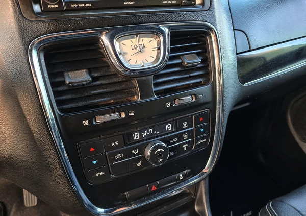 Lancia Voyager cena 61999 przebieg: 200473, rok produkcji 2014 z Miłakowo małe 781